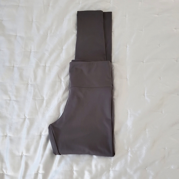 Black Bow Soft Mid Rise Leggings in charcoal - Size M- Smaller fit - Picture 4 of 16